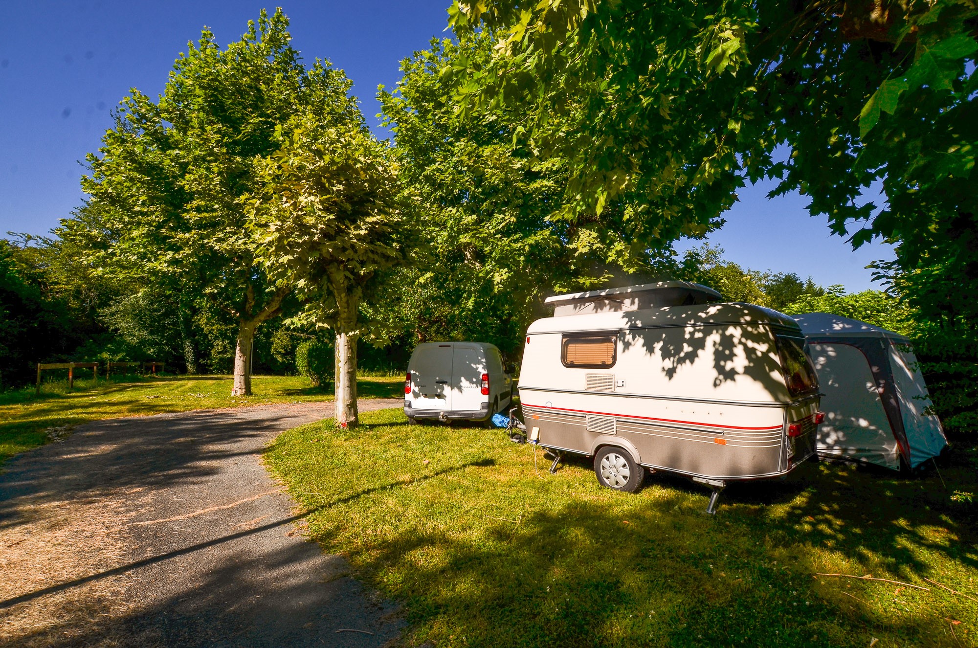 Emplacements camping bord de rivière campsite in Dordogne