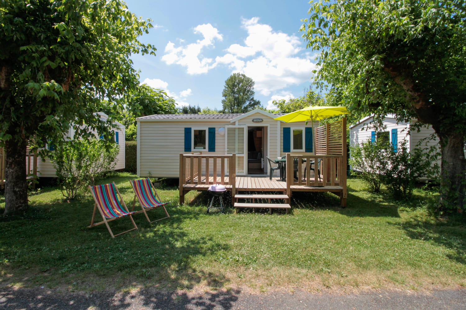 Location de mobil-home en camping en Périgord au bord de la Dordogne IRM Mercure 26 - 27